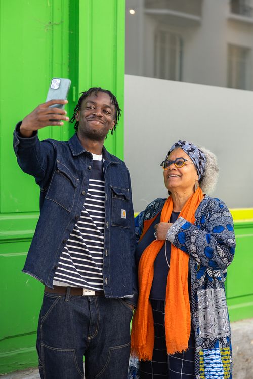 Un jeune homme en chemise souriant à l'appareil