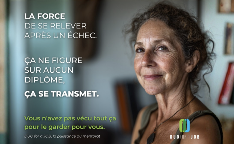 Une femme de 65 ans qui sourit