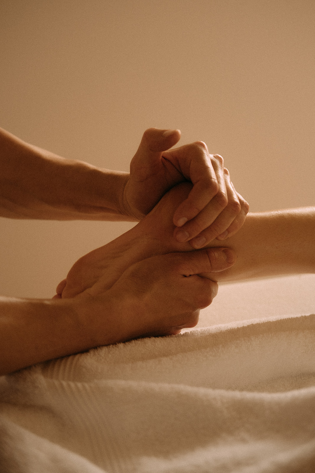 Ein Fuss wird von einem Masseur massiert.