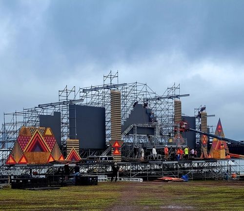 building stage at elements music festival
