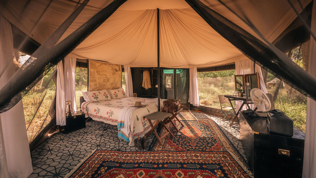 Klassiske lærredstelte opstillet til en luksuriøs mobil safarilejr i hjertet af Botswana.