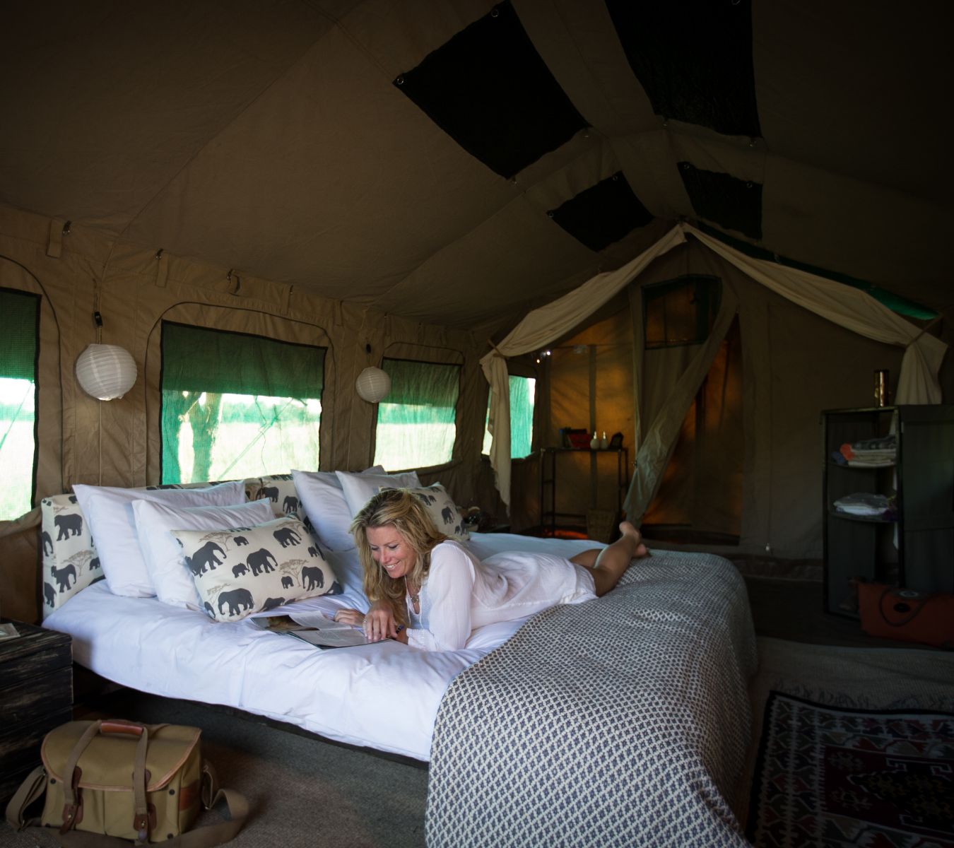 Luksusteltinteriør i en mobil safarilejr i Botswana med raffineret vintageindretning.