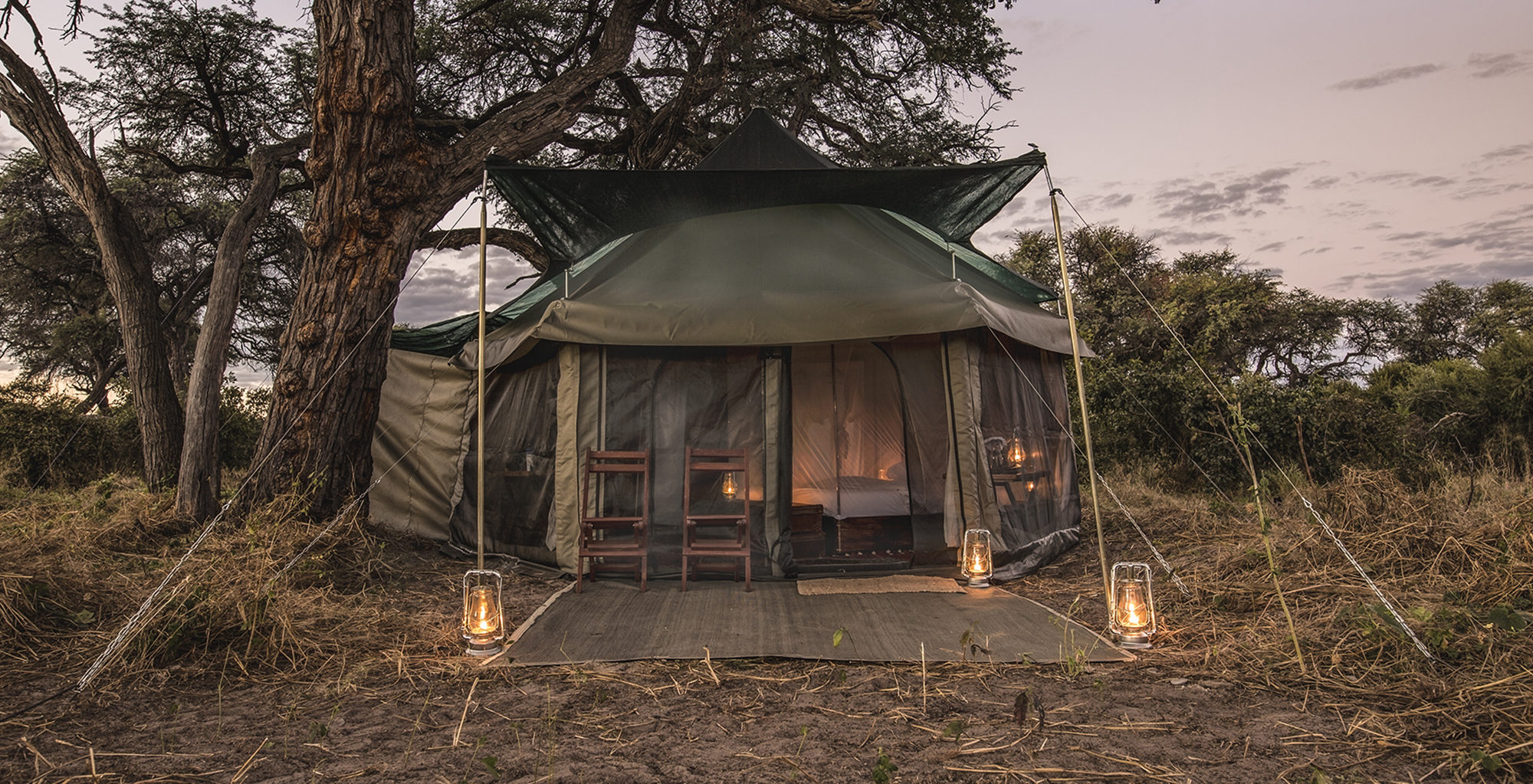 Luksustelt i en klassisk teltsafaricamp i Okavango-deltaet i Botswana.