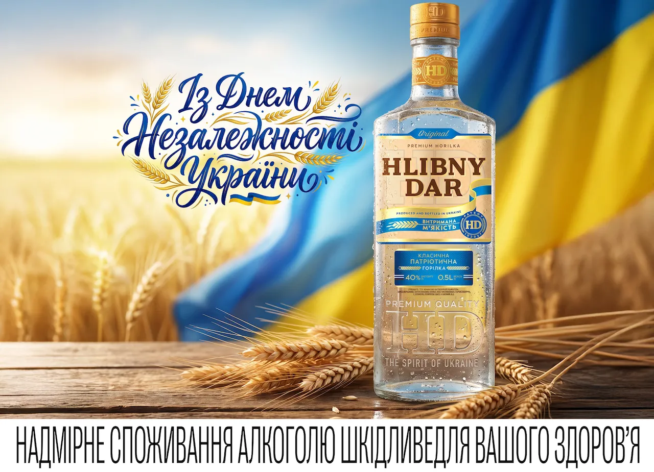 Великі палети з коробками Bayadera у складському приміщенні з навантажувачем.