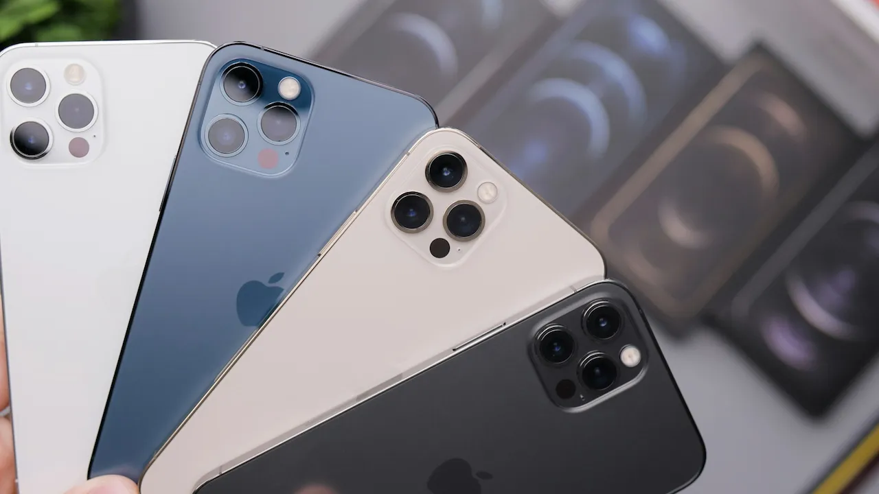 Чотири смартфони Apple iPhone різних кольорів з потрійною камерою на задній панелі.