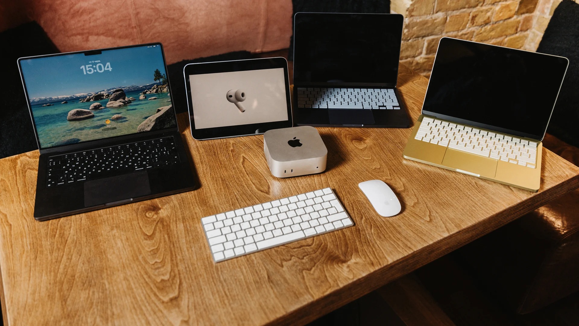 Техніка Apple на дерев’яному столі: MacBook, iPad, Mac mini, клавіатура та миша
