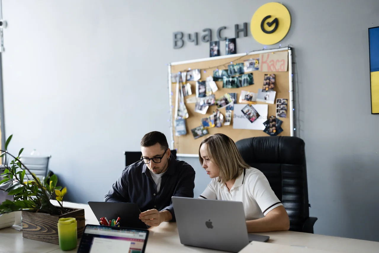 Співробітники «Вчасно» працюють за MacBook у офісі компанії
