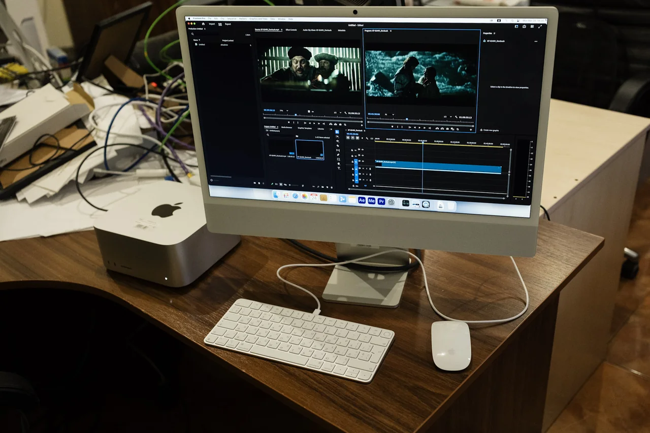 Mac Studio та монітор із відеомонтажем на робочому місці в Starlight Media