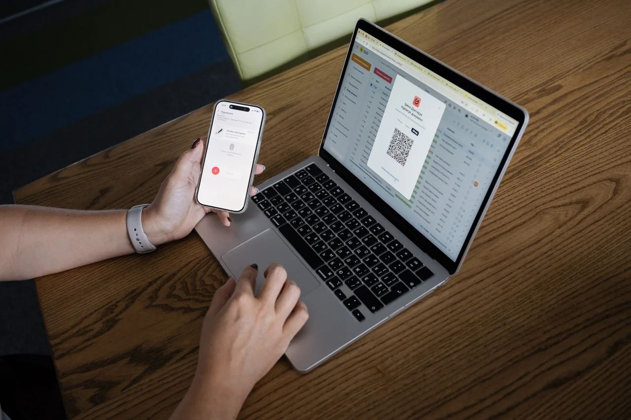 Підписання документа у «Вчасно» за допомогою iPhone та MacBook