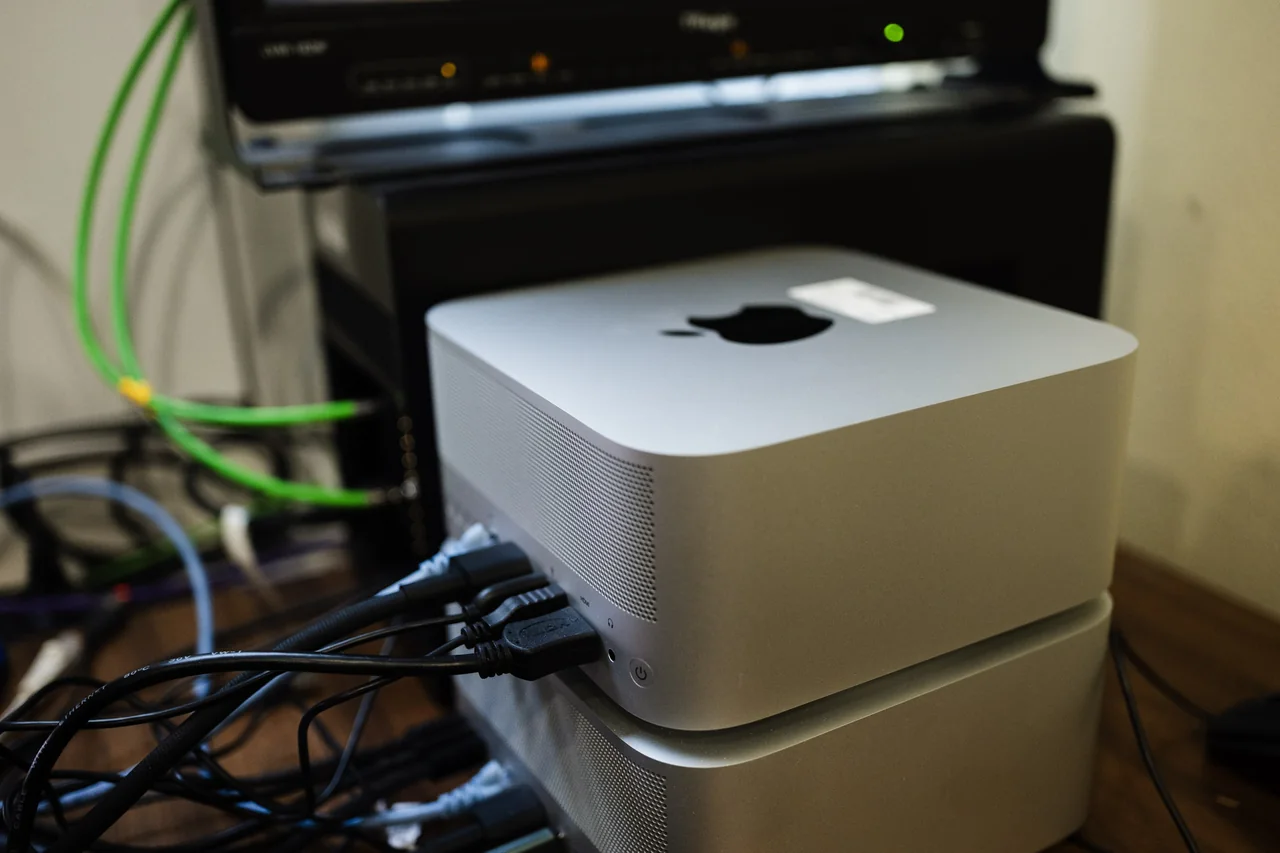 Два Mac Studio, підключені до технічної інфраструктури медіагрупи