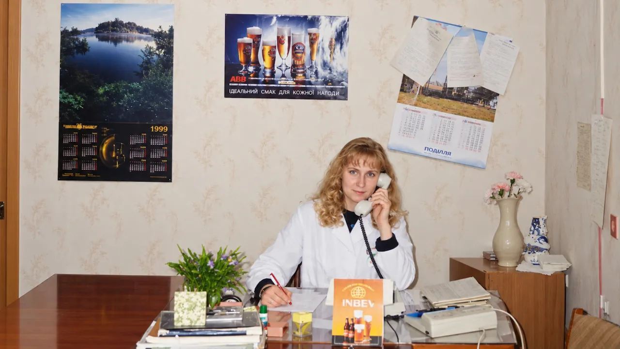 Архівне фото: Лариса Акулинова у робочому кабінеті на броварні