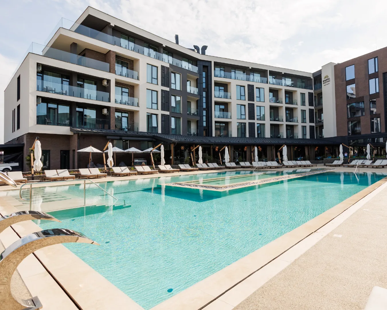 Відкритий басейн і корпус Apartel Kosyno Family Resort