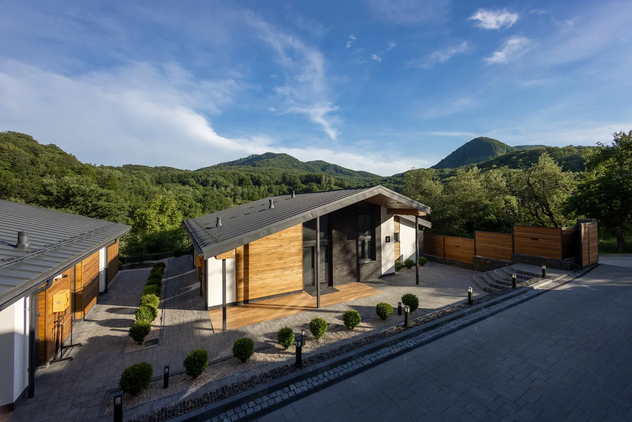 Вілла Apartel Villa Shayan на тлі гір