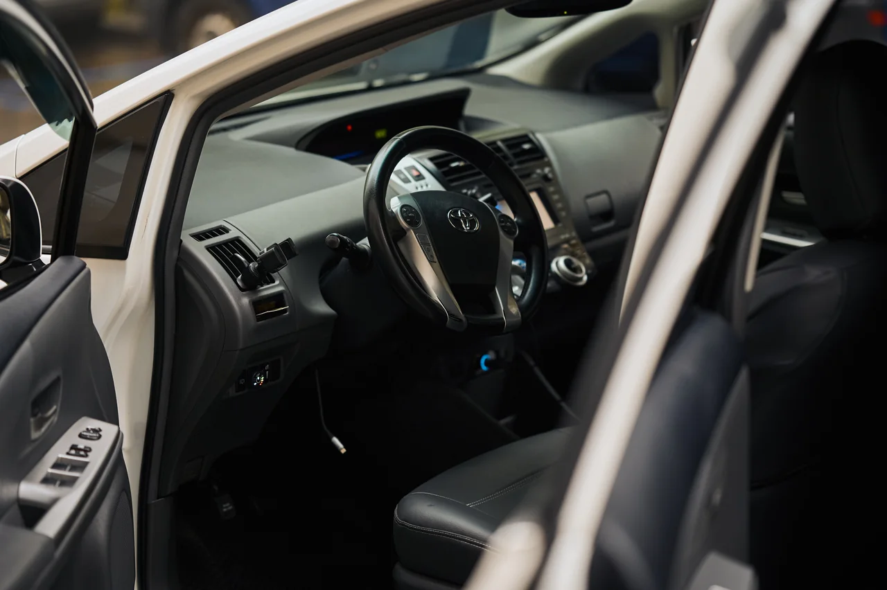 Місце водія та панель приладів Toyota Prius