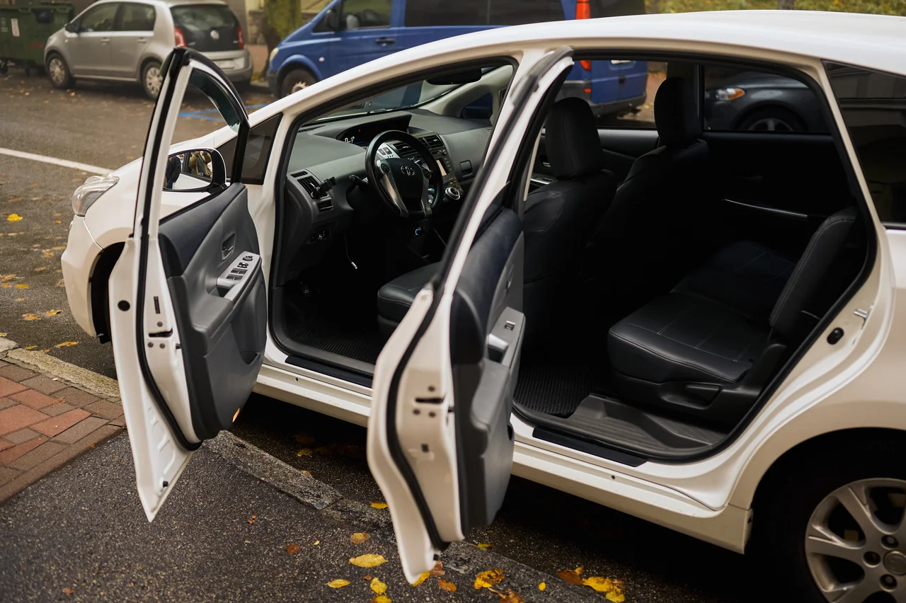 Toyota Prius з відчиненими дверима: салон і задній ряд сидінь