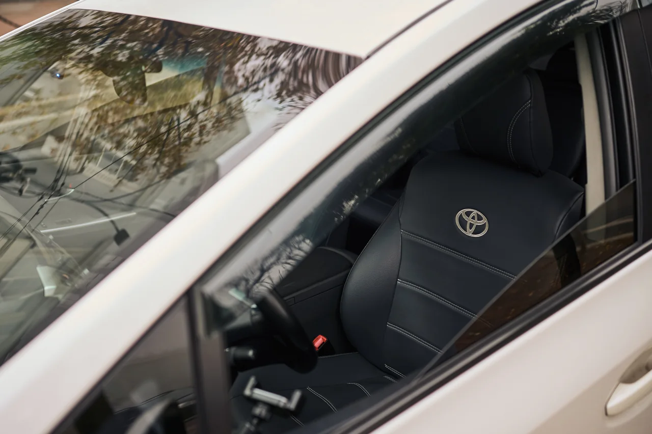 Переднє сидіння Toyota Prius з логотипом Toyota