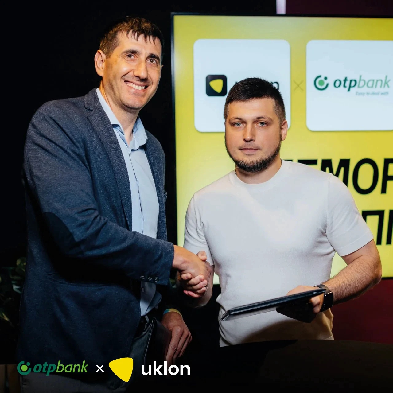 Олег Клименко (ОТП БАНК) і Іван Чорногор (Uklon) тиснуть руки під час підписання меморандуму про партнерство