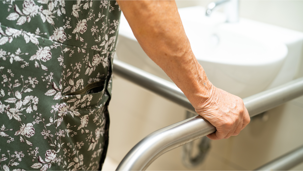 personne âgée salle de bain