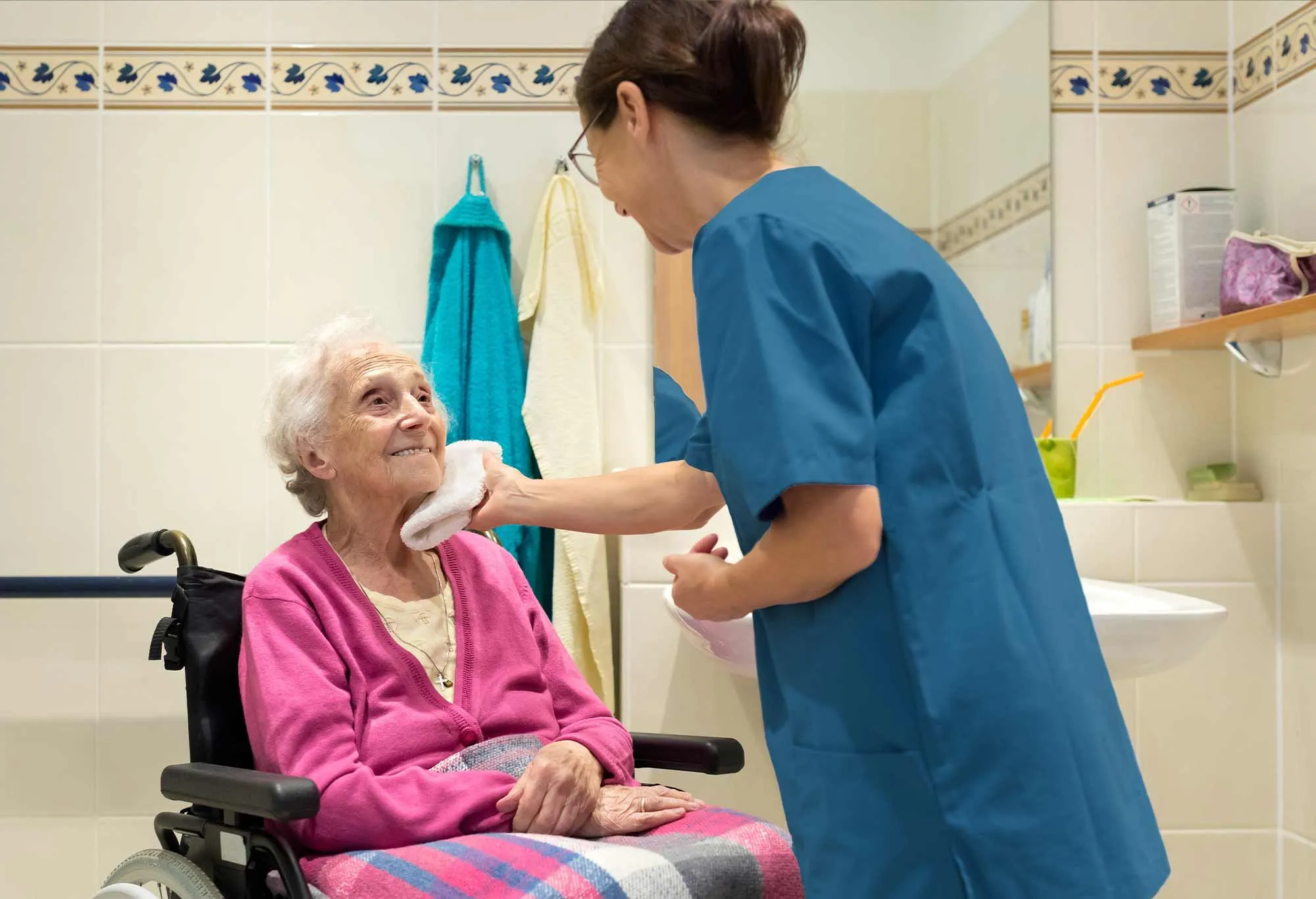 Un jeune parlant avec deux seniors