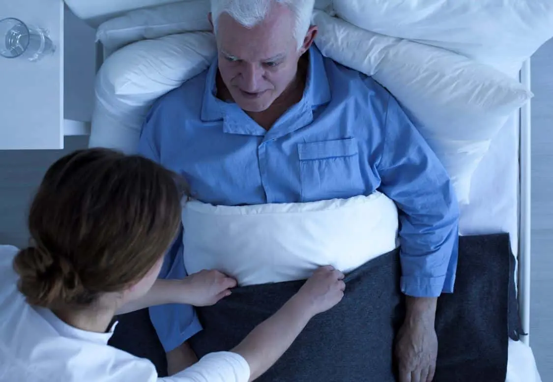 Lorsque les nuits deviennent sources d’inquiétude ; chutes, confusion, réveils fréquents, besoin d’aide pour aller aux toilettes, la présence d’une auxiliaire de vie la nuit n’est plus un confort, mais une véritable sécurité. Pourtant, beaucoup de familles ignorent ce qu’implique réellement une garde de nuit.
Chez ColombAge, ces interventions nocturnes répondent à un protocole précis, conçu pour assurer sécurité, continuité des soins et sérénité jusqu’au matin.