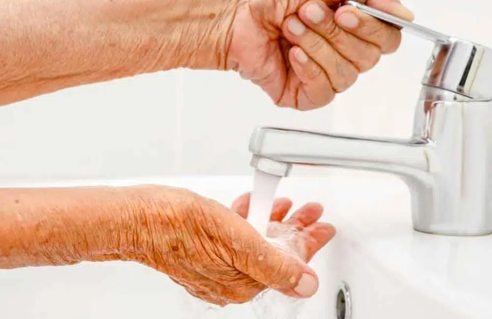 toilette pour senior en perte de mobilité