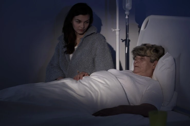 La garde de nuit à domicile permet de sécuriser le sommeil d’un senior fragile, mais son coût et les délais de mise en place inquiètent souvent les familles. Dans cet article, nous expliquons comment fonctionne le tarif d’une garde de nuit à domicile, les aides possibles pour réduire le reste à charge et comment ColombAge peut organiser une présence de nuit en moins de 48h dans les situations urgentes.