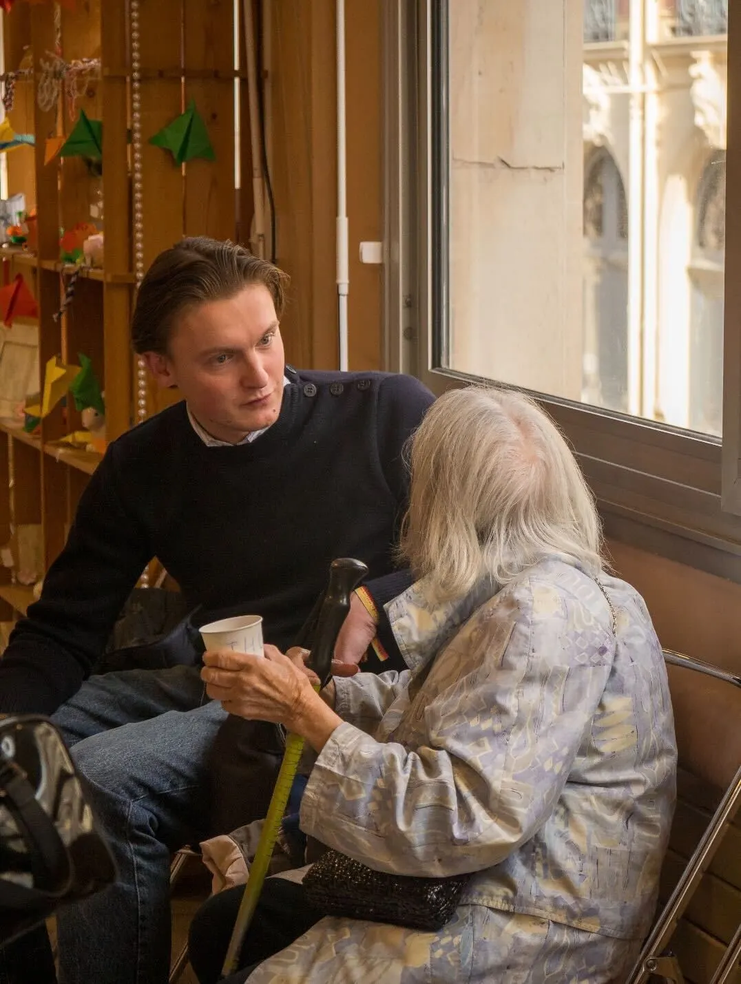 Senior qui échange avec son accompagnant 