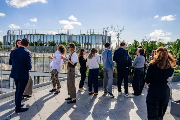 Collaborateurs réunis sur un toit-terrasse lors d'un événement Elevate