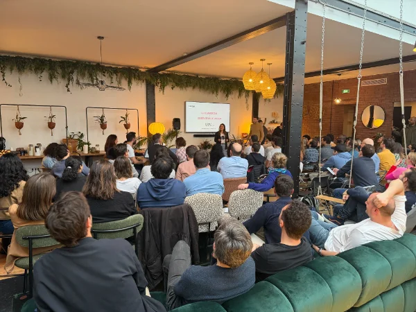 Conférence Elevate sur l'IA devant une salle comble