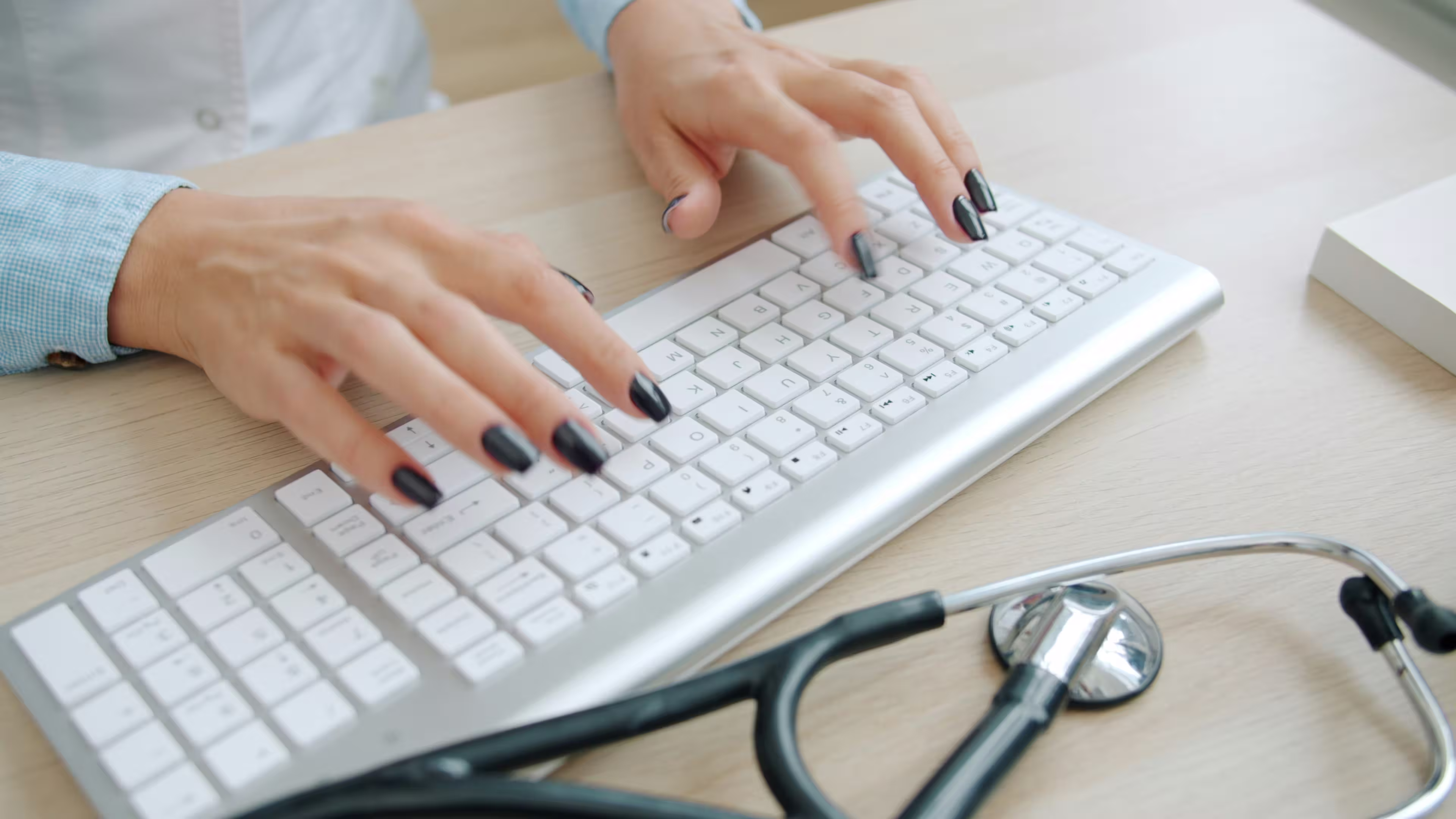 Image d'un médecin faisant sa comptabilité