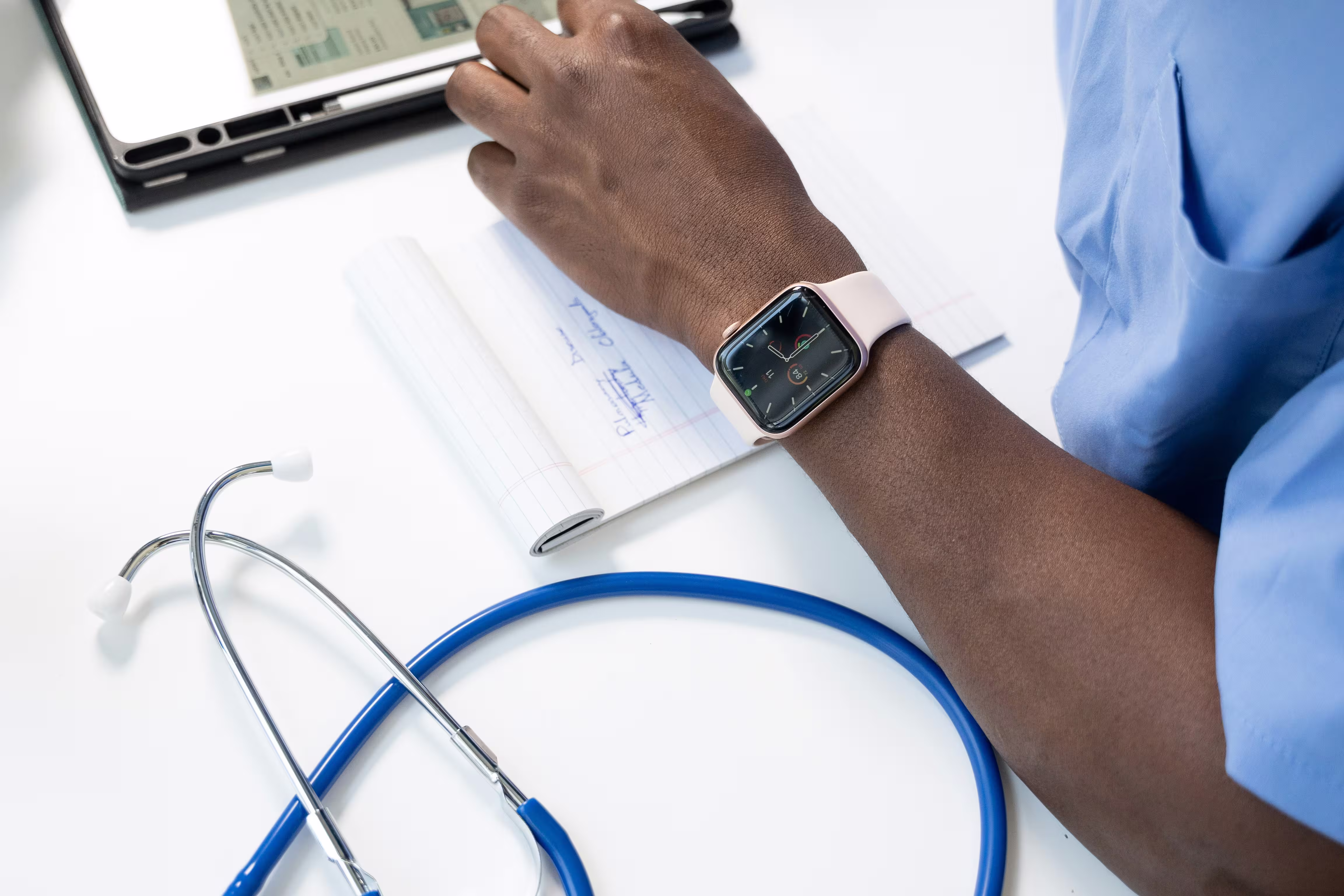 Image d'un médecin gérant sa comptabilité