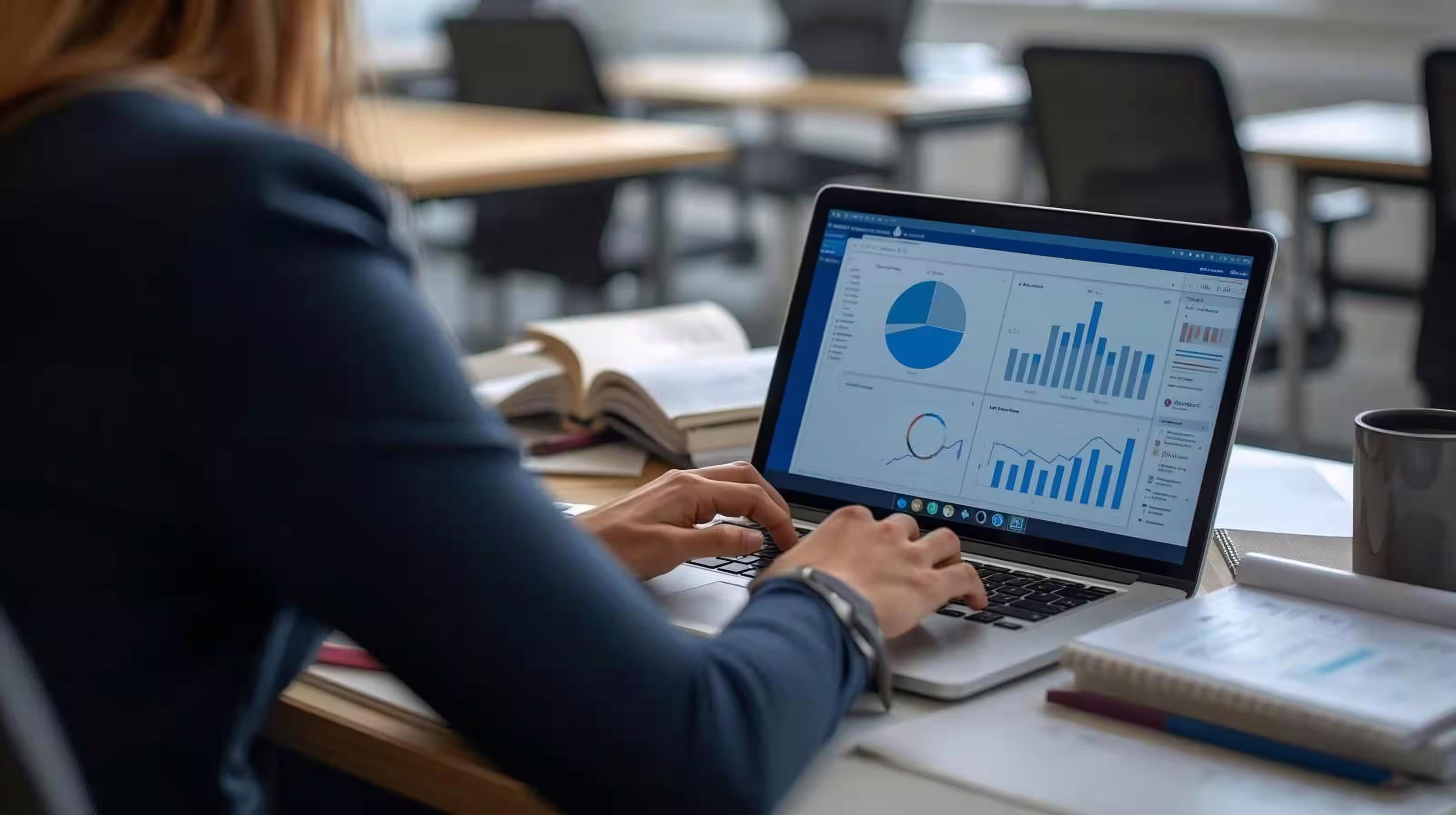 Image d'une femme calculant comment optimiser sa ficalité