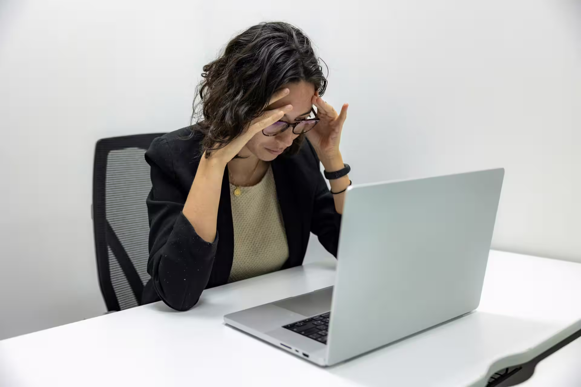 Image d'une dirigeante qui cherche comment calculer la taxe holding