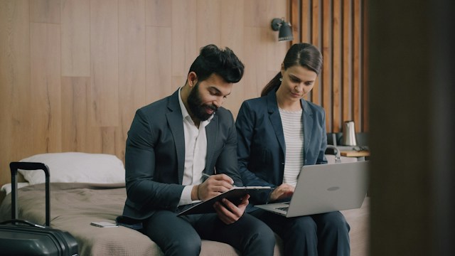 Frère et sœur signant les statuts d'une SARL de famille