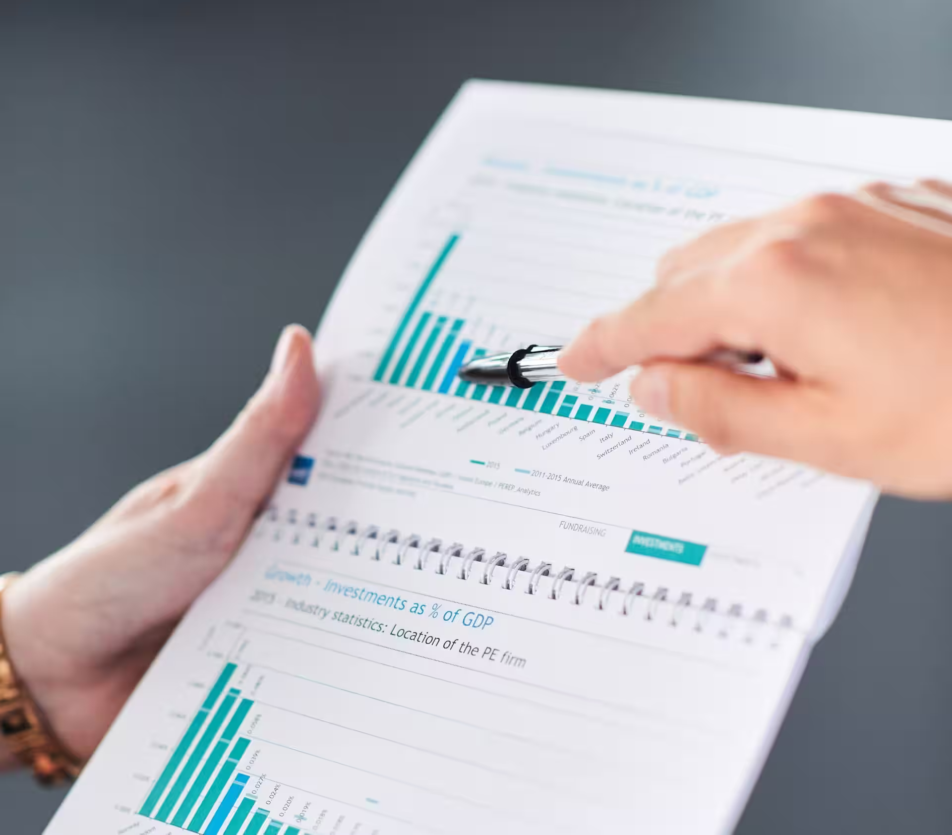 Image d'un dirigeant consultant un tableau de bord de TVA pour préparer son e-reporting