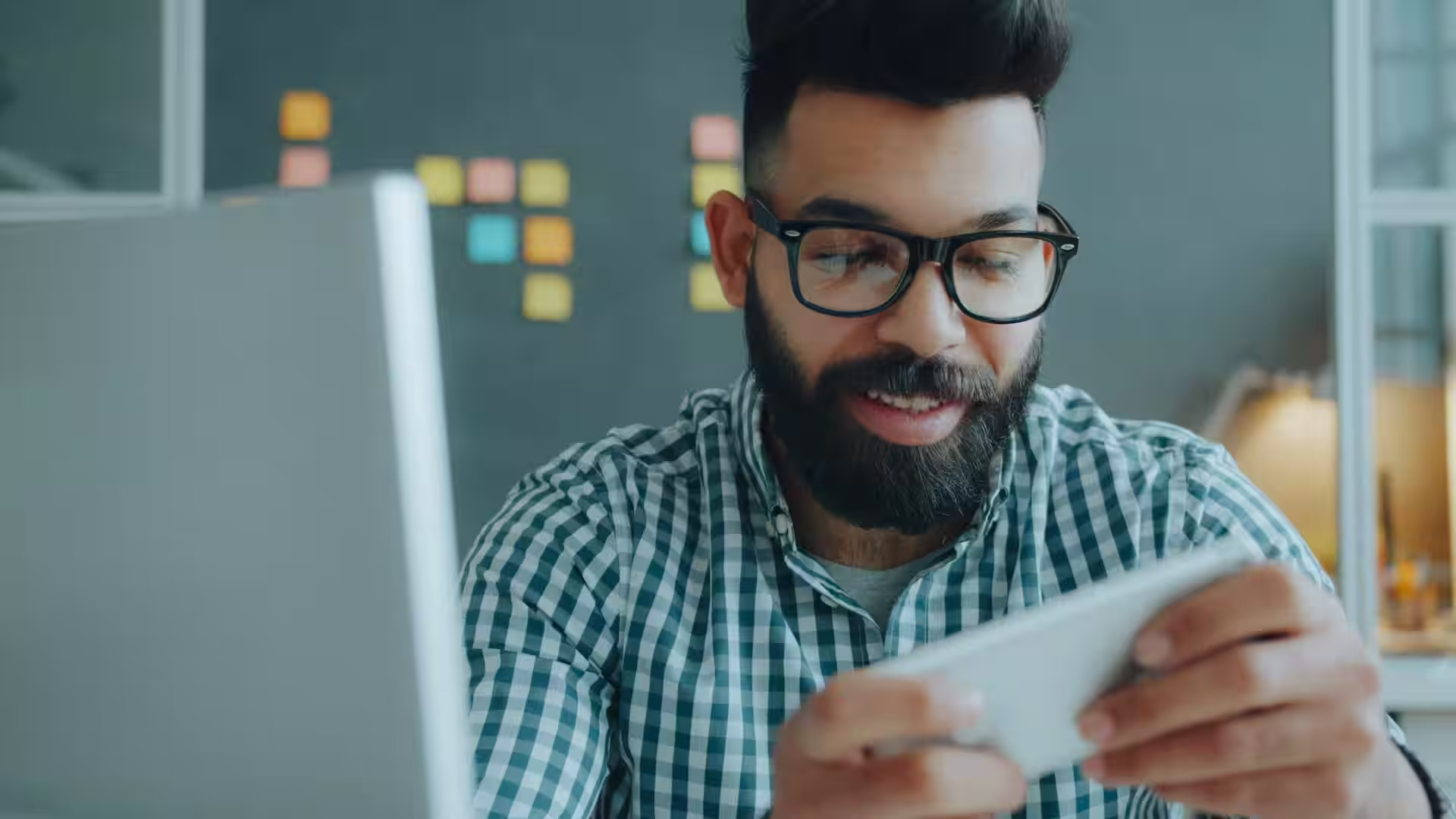 Image d'un chef d'entreprise vérifiant sa fiche dans l'annuaire de la facturation électronique
