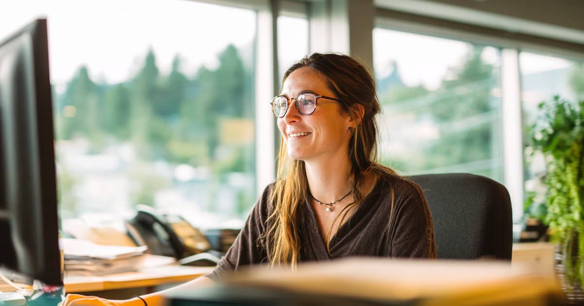 IT consultant composing documentation on a computer.