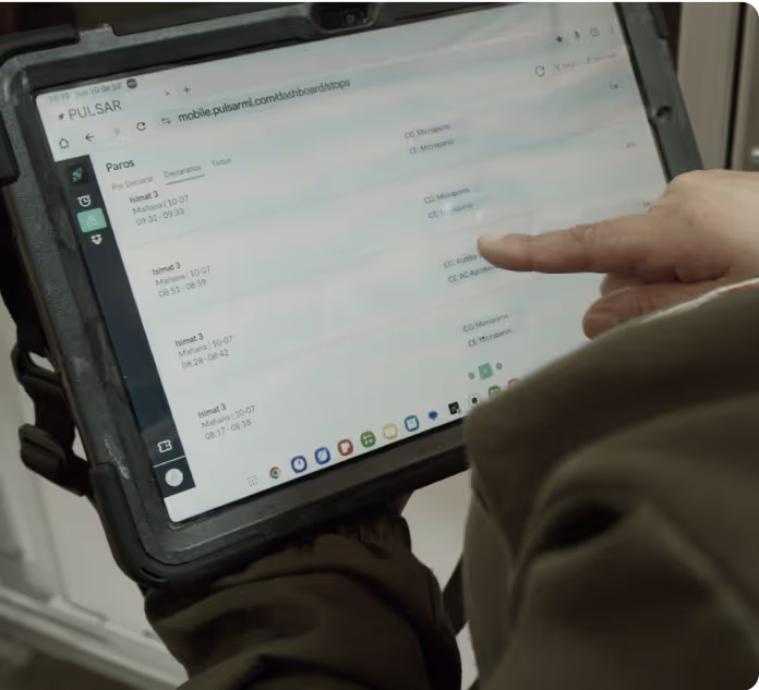 Hombre registrando la causa de paro en la plataforma Pulsar desde una tablet