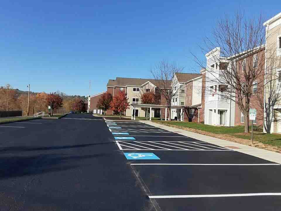 beautiful commercial property with well-maintained parking lot - best asphalt repair company Delaware, OH