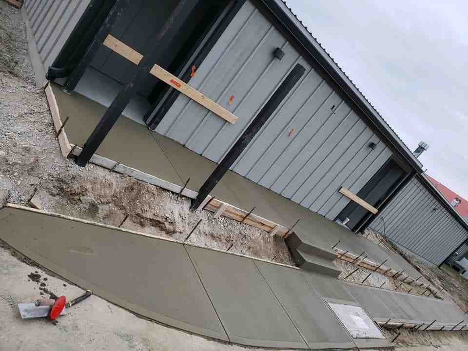 professional crew smoothing out a new concrete walkway - quick concrete installation columbus oh professional crew smoothing out a new concrete walkway - quick concrete installation columbus oh