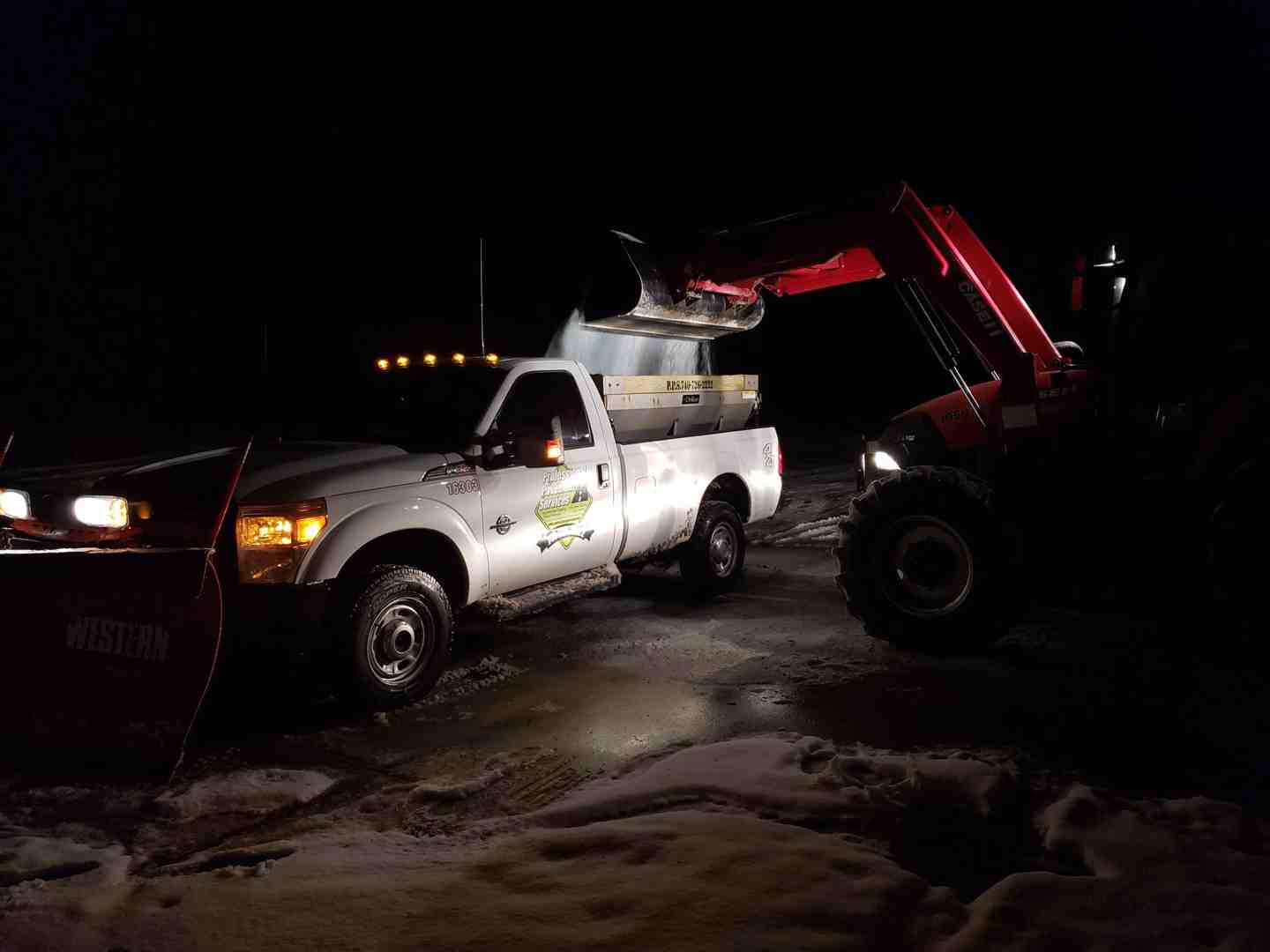 salt spreader treating commercial parking lot - best snow plowing company delaware oh salt spreader treating commercial parking lot - best snow plowing company delaware oh