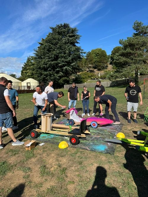 Team-building cohésion : Création de bolides en carton