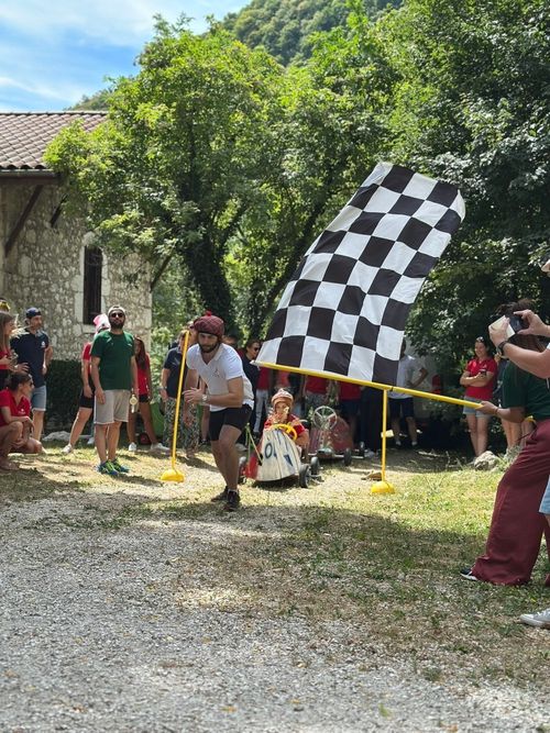 Team-building cohésion : Création de bolides en carton