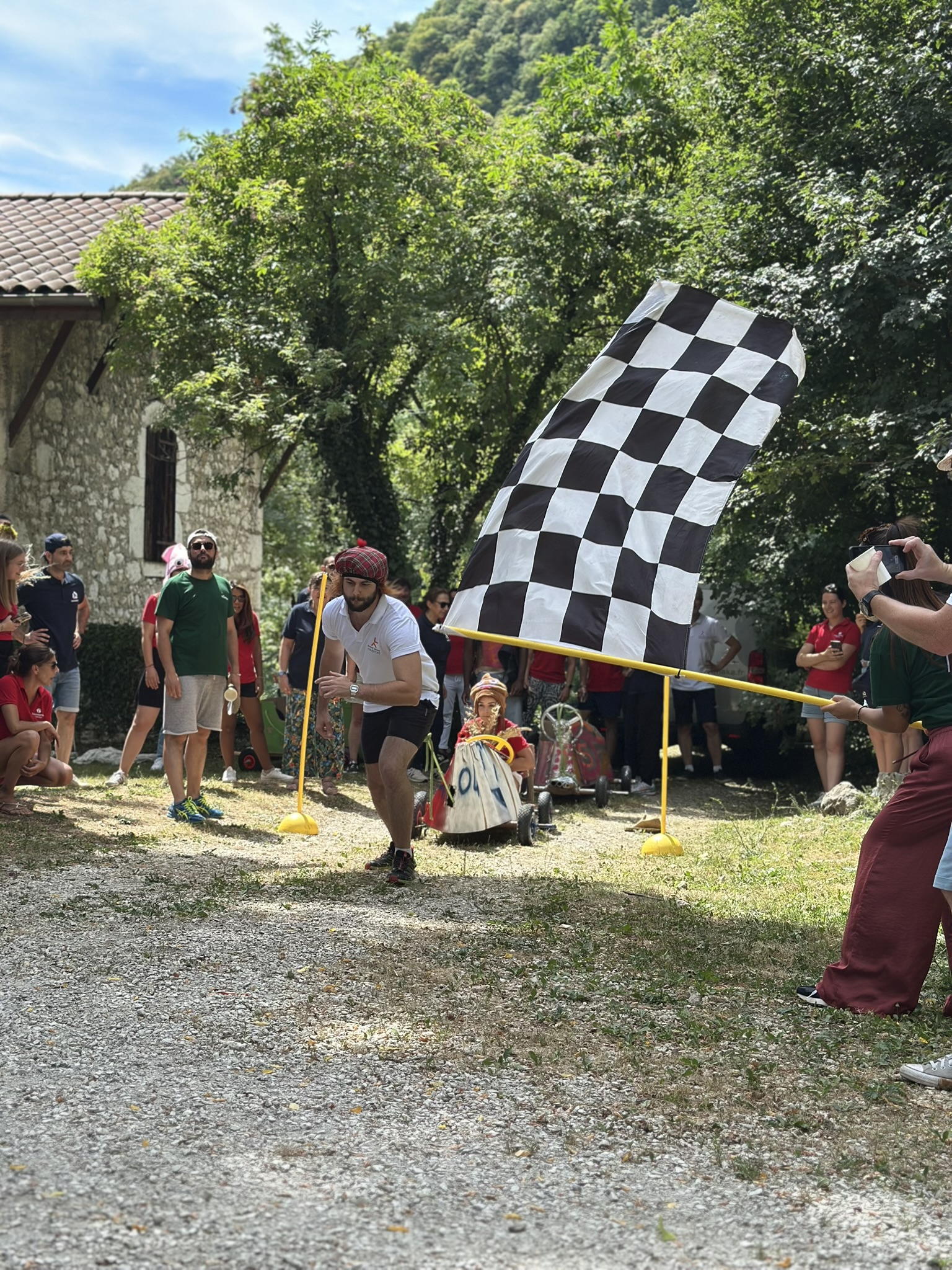 Team-building cohésion : Création de bolides en carton