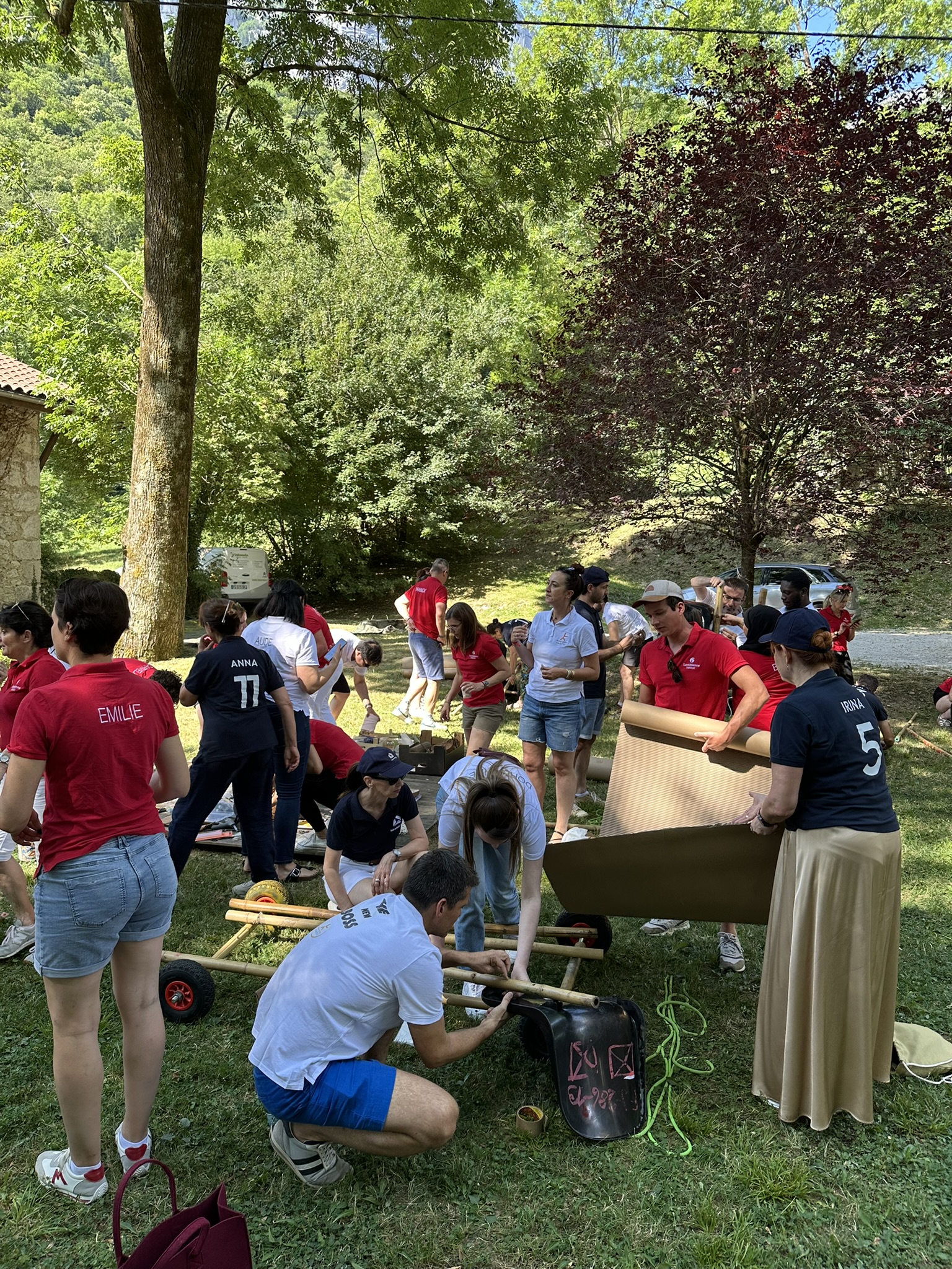 Team-building cohésion : Création de bolides en carton