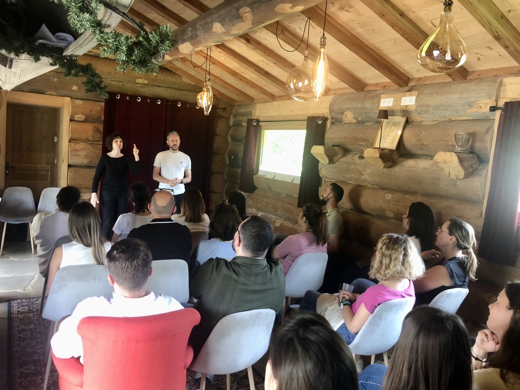 Team-building cohésion : Atelier d'impro hilarant