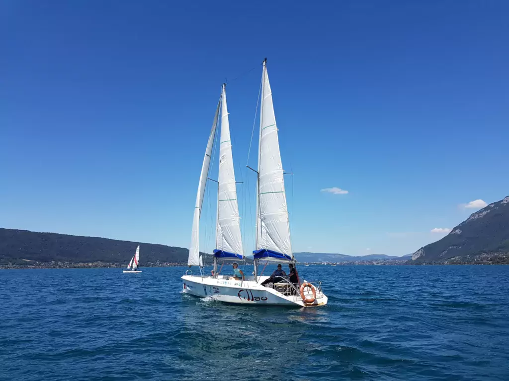 Catamaran ou voilier en équipe - Siladen