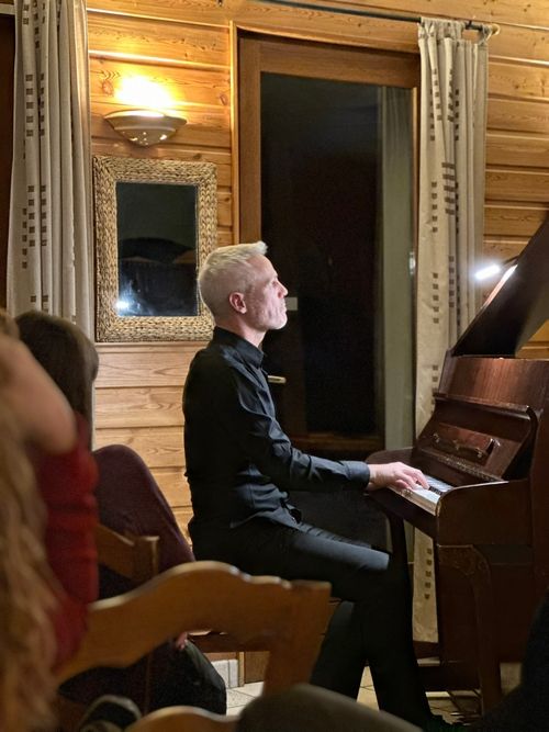 Concert de piano en intérieur