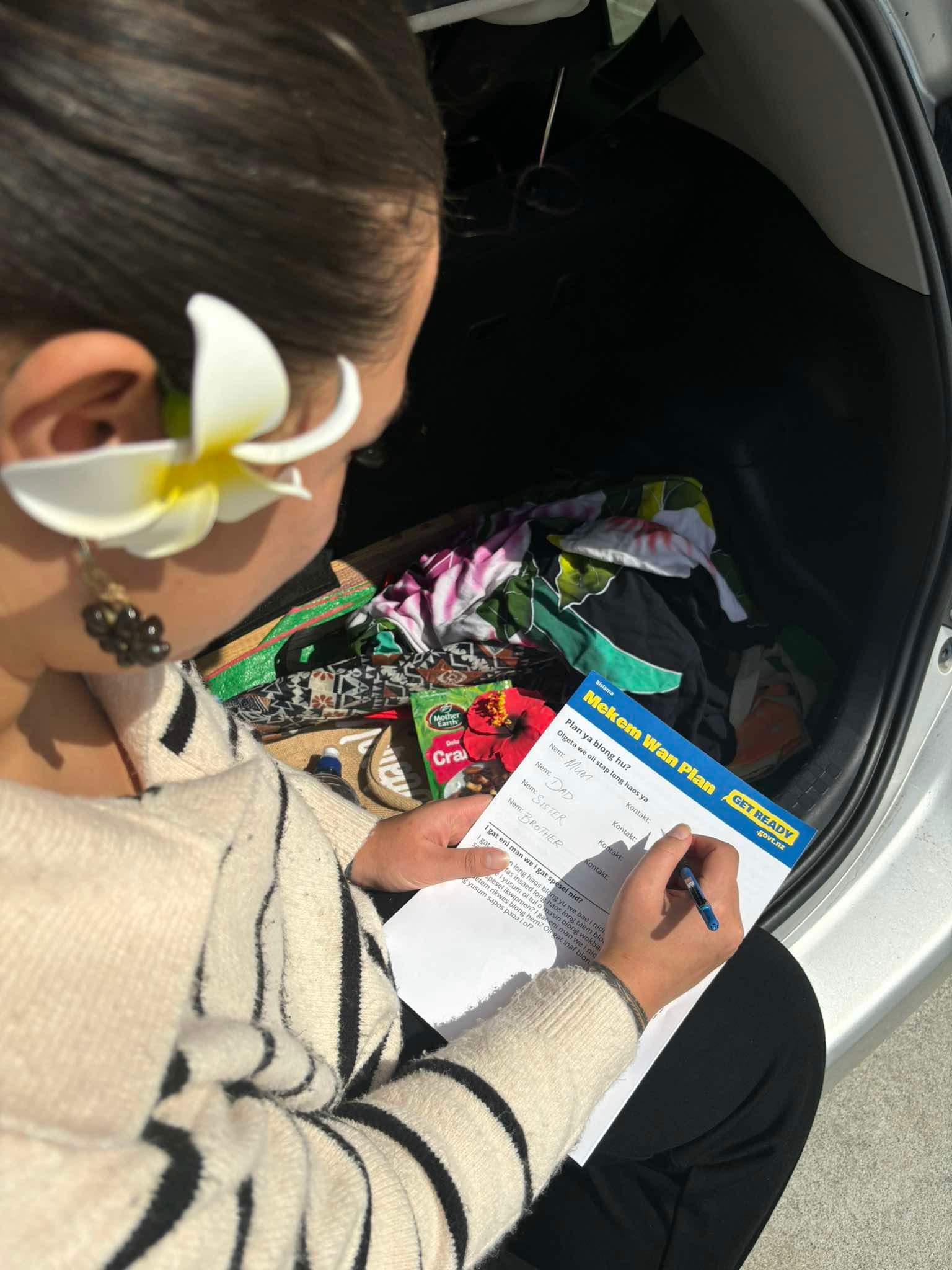 Ko se ata o Nele e pei a tu mai luga o te na tuāuma ka e nofo i loto i te mōtokā mo te na ‘sei pula lau puafīti mai i te tua o te na taliga, ka tāfi nē ia te pālani i ā na mua e faitau pe nei “Fakatoka Koe”