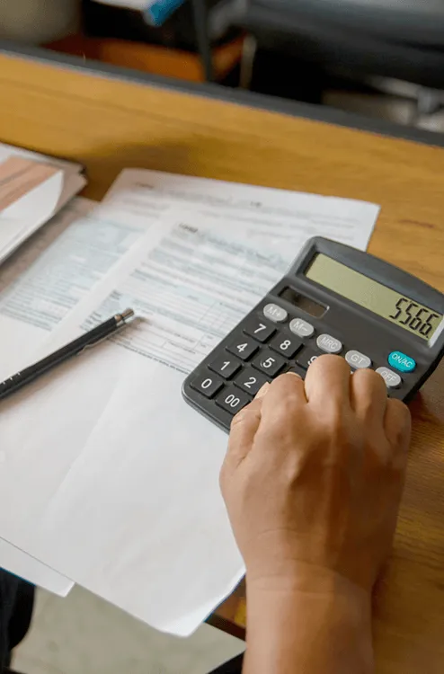 Image of a person calculating it's expenses